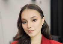 Олимпийская чемпионка по фигурному катанию Анна Щербакова сделала красивые фотографии в Токио на фоне панорамного окна. Спортсменка выбрала удачный образ и ракурс.