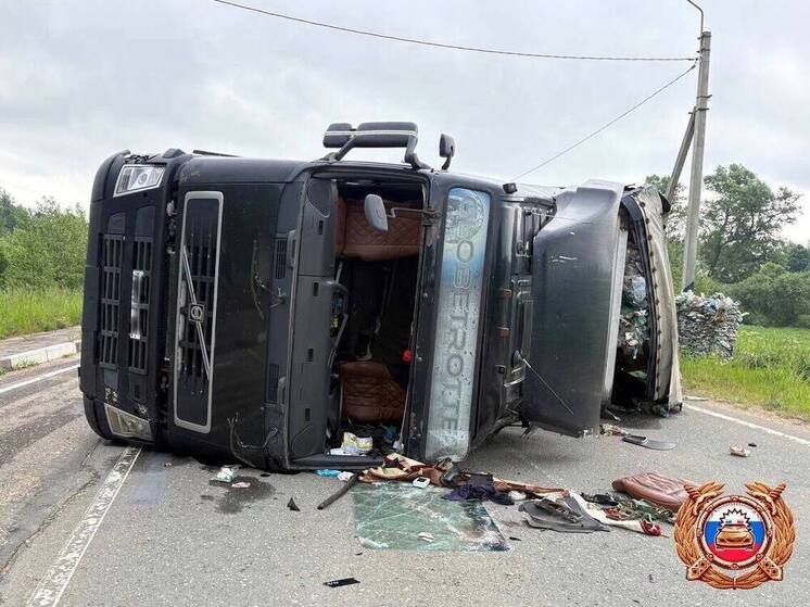 В Тверской области опрокинулся грузовик: двое пострадали