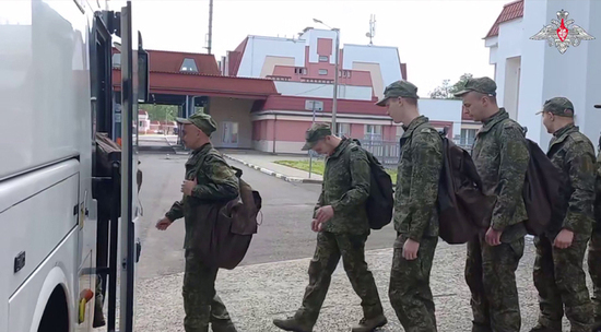 Возвращение российских военнослужащих возрастом до 25 лет: видео